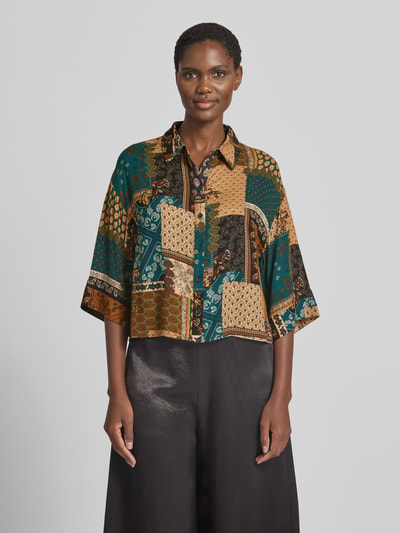 Frauenmodel trägt Boxy Fit Bluse aus Viskose mit 3/4-Arm von Apricot im Allover-Look, gemusterte Farben, Ganzkörperansicht von vorne.