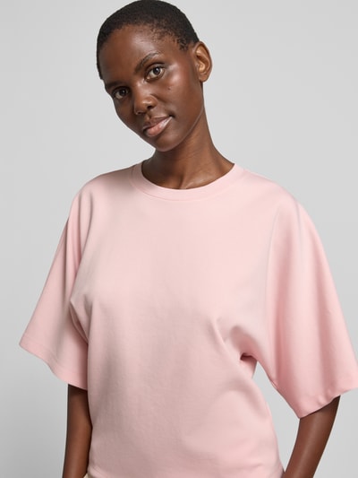 Frauenmodel trägt Sweatshirt mit 1/2-Arm Modell 'Gikko' von OPUS in zartem Rosa, Baumwoll-Mix, gerader Schnitt, Nahaufnahme Oberkörper.