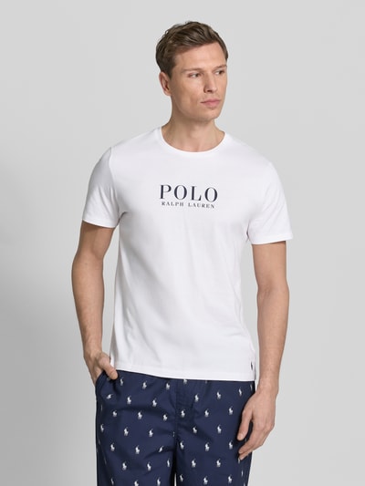 Männermodel trägt Regular Fit Pyjama-Oberteil aus reiner Baumwolle Modell 'CREW-SLEEP-TOP' von Polo Ralph Lauren Underwear, unifarben, Logo-Stitching und Label Print, Crew Neck, Kurzarm, glatte Textur, Ganzkörperansicht von vorne.