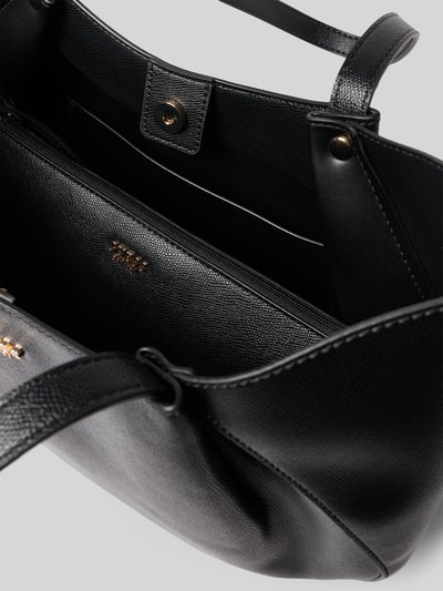 Produktfoto, schwarzer Shopper mit herausnehmbarer Innentasche Modell 'AMORETTE 2 IN 1' von GUESS, genarbte Lederoptik, goldene Details, Magnetverschluss, Reißverschlussfach, Label-Detail, Länge 38 cm, Breite 43 cm, Tiefe 9 cm, Schulterriemen 57 cm
