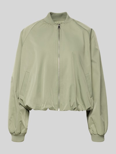 Produktfoto, Blouson mit elastischen Ärmelabschlüssen und Reißverschluss von Zero aus olivgrünem Stoff, Loose-Fit, glatte Struktur. Rückenlänge bei Größe 36: 52 cm, Schulterbreite: 40 cm, Brustweite: 50 cm, Ärmellänge: 55 cm.
