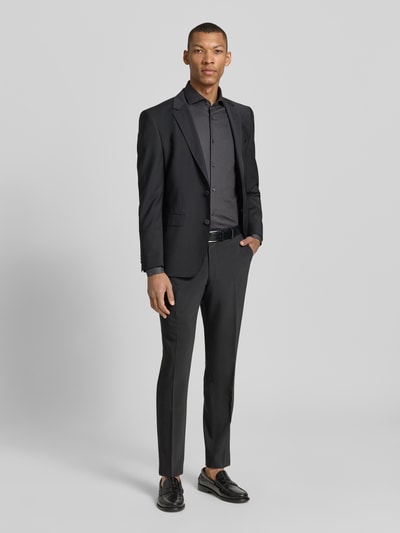 Männermodel trägt Regular Fit Businesshemd mit extralangem Arm Modell 'H-JOE-SPREAD' von BOSS in Unifarbe, Baumwoll-Mix, Ganzkörperansicht von vorne.