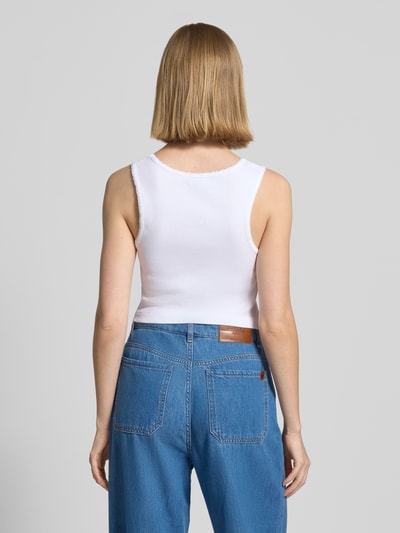 Kobiece modelka nosi Slim Fit Top mit Zierbordüre Modell 'Tiora' od Drykorn z bawełny, krój slim fit, długość tyłu w rozmiarze S: 33 cm, widok całej sylwetki z tyłu
