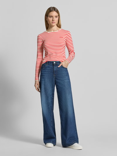 Vrouwenmodel draagt Longsleeve met ronde hals en statement-stitching van comma, viscosemix met stretch, nauwsluitend model, ruglengte bij maat 36: 52 cm, compleet vooraanzicht.
