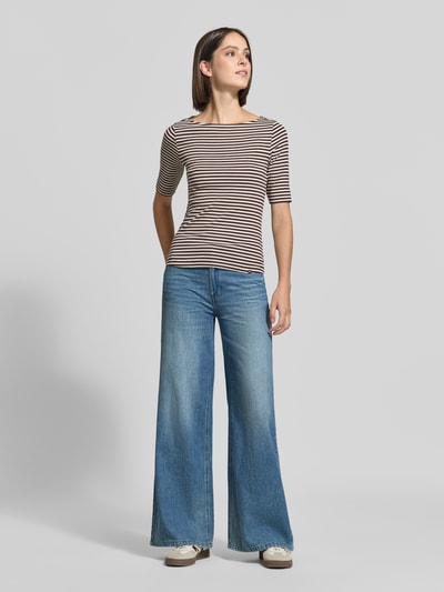 Vrouwenmodel draagt Wide Fit Jeans uit puur katoen van zero in lichtblauw, 5-pocketmodel, knoop- en ritssluiting, dames jeans, full body vooraanzicht. Bandwijdte maat 36: 40 cm, binnenbeenlengte maat 36: 80 cm.