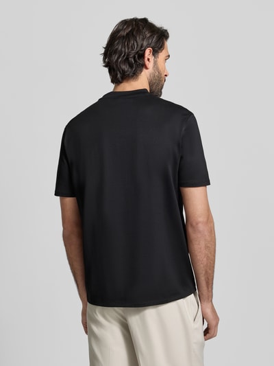 Männermodel trägt Regular Fit T-Shirt mit Logo-Detail von Emporio Armani, reine Baumwolle, Rundhalsausschnitt, Ganzkörperansicht Rückansicht.