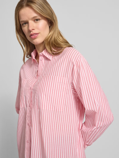 Frauenmodel trägt Loose Fit Hemdbluse mit Baumwoll-Anteil Modell 'MELIA' von Pieces, Optik:Allover-Muster, Nahaufnahme Oberkörper.