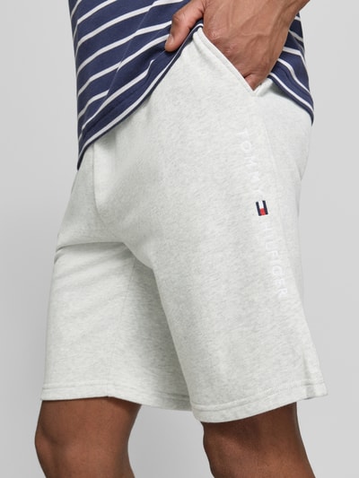 Männermodel trägt Relaxed Fit Sweatshorts aus Baumwoll-Mix von Tommy Hilfiger, Optik: Melange, Materialverarbeitung: Sweat, Nahaufnahme Oberschenkel.