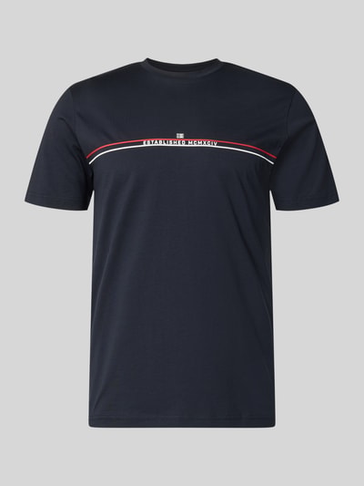 Produktfoto, Regular Fit T-Shirt mit Logo-Print von Christian Berg Men in Dunkelblau, reine Baumwolle, Rundhalsausschnitt, rote und weiße Details.