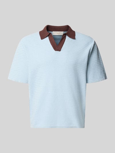 Produktfoto, hellblaues Regular Fit Poloshirt mit V-Ausschnitt Modell 'COTEDAZUR' von Jack & Jones aus Baumwolle, Struktur-Optik, brauner Kragen, Label-Detail, Rückenlänge 67 cm bei Größe M