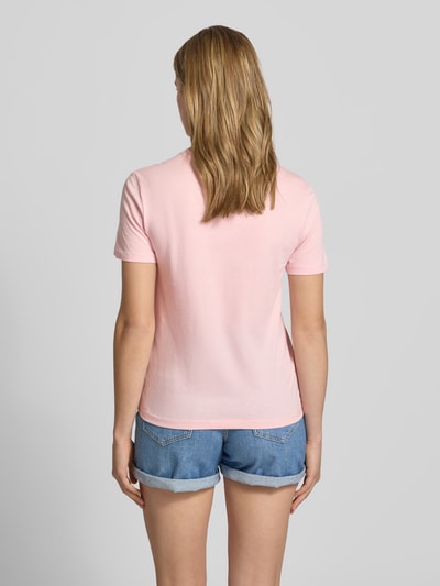 Frauenmodel trägt Damen T-Shirt Regular Fit T-Shirt aus reiner Baumwolle Modell 'POLLY' von Only, Optik: Unifarben, Ganzkörperansicht Rückansicht.