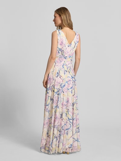 Frauenmodel trägt Maxikleid im Allover-Look von Christian Berg Cocktail mit A-Linie, Material-Mix, V-Ausschnitt und Taillenband, Ganzkörperansicht Rückansicht.
