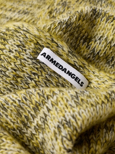 Produktfoto, grob gestrickter Schal aus Mohair-Mix mit Woll-Anteil Modell 'MOHAIR' von ARMEDANGELS in Gelb- und Grautönen, Damen Schal