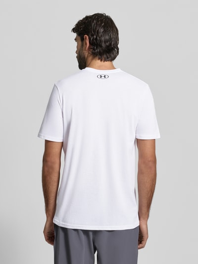 Męski model trägt Regular Fit T-Shirt mit Logo-Print Modell 'Left' von Under Armour z mieszanki bawełny, okrągły dekolt, długość tyłu 72 cm, widok z tyłu