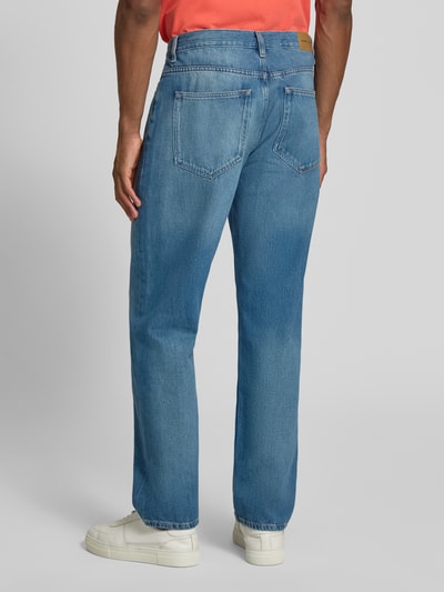 Mannenmodel draagt Jeans met steekzakken model 'EDDIE' van Samsøe Samsøe, regular fit, used-look, blauwe katoen, achterkant fullbody.
