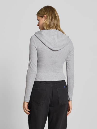 Guess Jeans Bluzka o kroju slim fit z długim rękawem, kapturem i wyhaftowanym logo Jasnoszary melanż 5