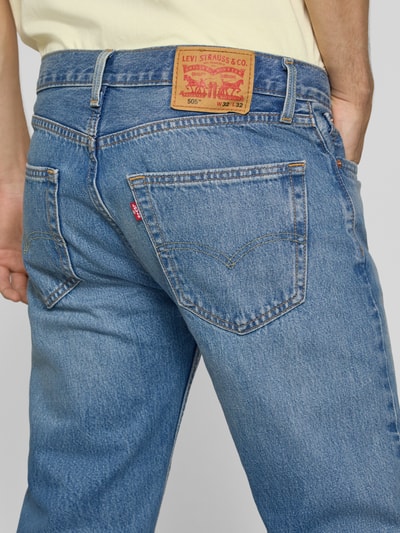 Mężczyznamodel nosi niebieskie jeansy o prostym kroju regular fit, wyraźna faktura bawełnianego denimu, Produkt 'Regular Fit Straight Jeans aus reiner Baumwolle Modell '505® REGULAR' von Levi's®, Herren Straight Fit Jeans von Levi's®, zbliżenie tyłu.