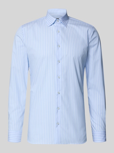 Produktfoto, hellblaues Super Slim Fit Business-Hemd mit Kentkragen von OLYMP No. Six, Baumwoll-Elasthan-Mix, weiße Streifen, Knopfleiste