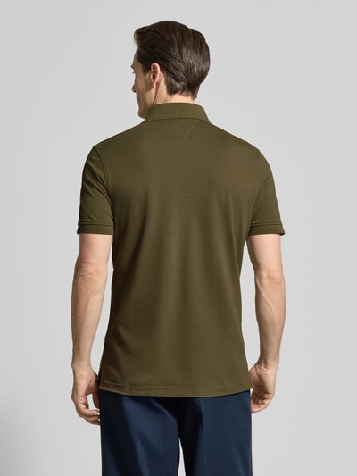 Männermodel trägt Regular Fit Poloshirt aus Baumwoll-Mix von Tommy Hilfiger in Oliv, Optik: Unifarben, Ganzkörperansicht Rückansicht.