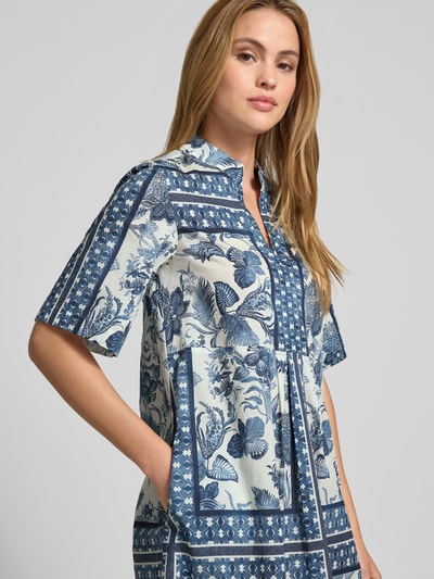 Frauenmodel trägt Knielanges Tunikakleid mit 1/2-Arm von Christian Berg Woman aus Reine Baumwolle mit Tunikakragen und Straight Fit, Nahaufnahme Oberkörper.
