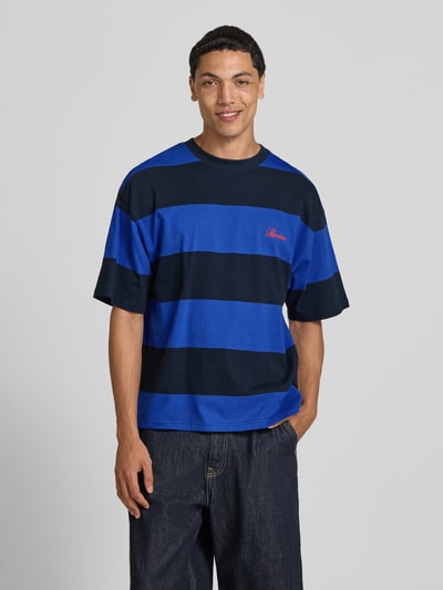 Männermodel trägt Oversized T-Shirt mit Label-Stitching von REVIEW, Herren T-Shirt aus Reine Baumwolle im Allover-Look, Rundhalsausschnitt, Ganzkörperansicht von vorne. Rückenlänge bei Größe M: 67 cm.
