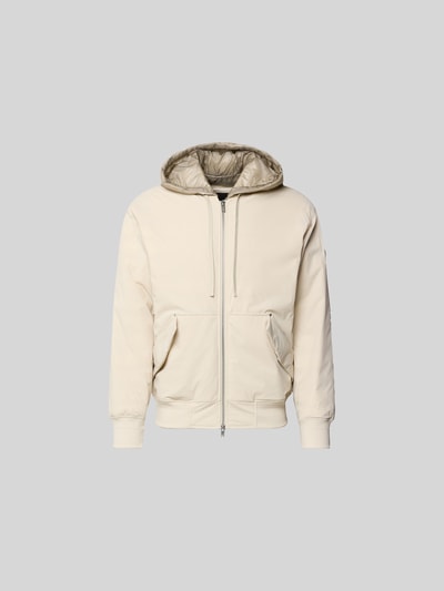 Produktfoto, cremefarbene Bomberjacke mit Daunen-Feder-Füllung von Moose Knuckles, lockere Passform, Kapuze mit Tunnelzug, Zweiwege-Reißverschluss, getrennte Känguru-Tasche mit Patten, weiche Textur, Rückenlänge 63 cm, Schulterbreite 48 cm, Ärmellänge 65 cm, Herren