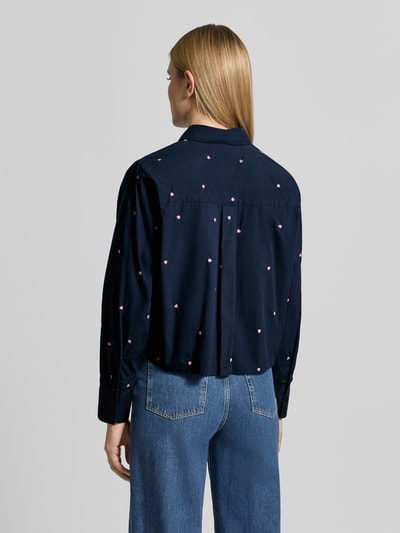 Frauenmodel trägt Boxy Fit Hemdbluse aus reiner Baumwolle von Tom Tailor Denim in Optik: Unifarben mit Allover-Stickerei und Brusttasche, Rückenpasse, Knopfleiste, Manschette, Passform: Boxy-Fit, Länge: Cropped, Material: Reine Baumwolle, Ganzkörperansicht Rückansicht.