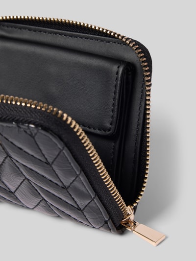 Produktfoto, Portemonnaie mit Logo-Applikation Modell 'Cheryl' von Guess in schwarzer Stepp-Optik, goldfarbener Reißverschluss, Detailaufnahme
