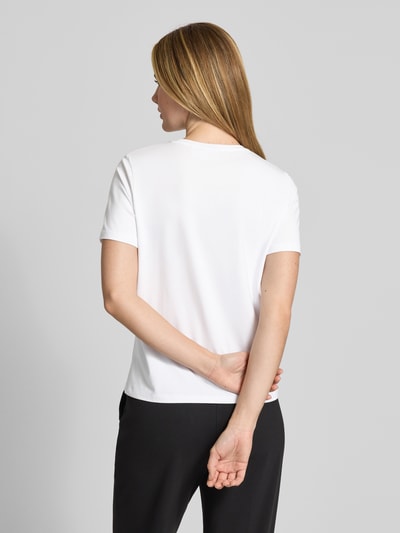 Vrouwenmodel draagt T-shirt met Print en Ziersteinbesatz van Comma, wit, mix van katoen en modal, regular fit, ruglengte maat 36: 57 cm, Ganzkörperansicht Rückansicht.