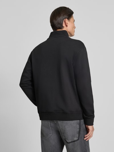 Männermodel trägt Troyer mit Logo-Stitching und gerippten Abschlüssen von HECHTER PARIS, schwarze Farbe, Rückenansicht, Baumwoll-Mix, Regular Fit.
