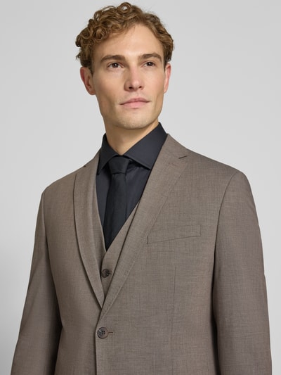 Mannelijk model draagt Slim Fit Sakko met viscose, model 'ULTIMATE' van s.Oliver BLACK LABEL, lichte bruintint, Nahaufnahme Oberkörper.