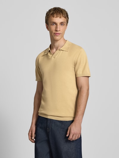 Männermodel trägt Regular Fit Poloshirt in Strick-Optik Modell 'Bray' von Blend, reine Baumwolle, kurzärmelig, Frontansicht Oberkörper.
