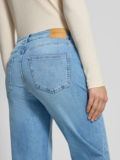 Frauenmodel trägt Straight Jeans mit mittelhohem Bund in hellblauer Waschung von REVIEW, Baumwoll-Elasthan-Mix, Nahaufnahme Rückansicht.
