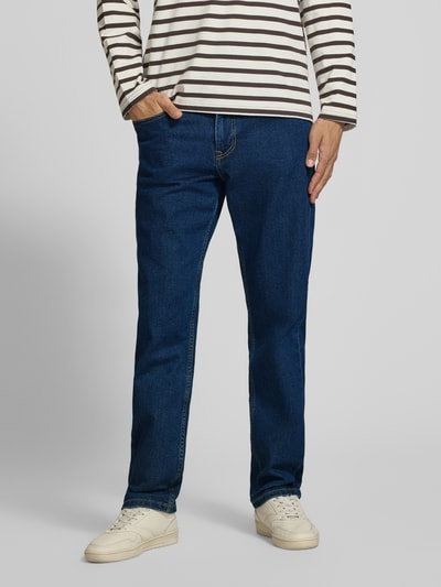 Männermodel trägt Straight Fit Jeans aus Baumwoll-Mix Modell 'Cash' von Pepe Jeans in Dunkelblau, Ganzkörperansicht von vorne, Herren Straight Fit Jeans von Pepe Jeans.
