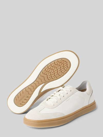 Produktfoto, Sneaker aus Leder mit Schnürung von Geox in Weiß und Beige, abgerundete Spitze, Gummisohle, Label-Detail, strukturierte Textur