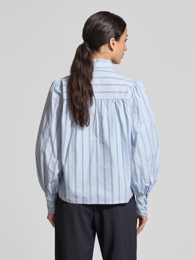 Frauenmodel trägt Schluppenbluse mit Streifenmuster Modell 'Jaz' von Neo Noir aus reiner Baumwolle, Regular Fit, Rückansicht Ganzkörperansicht.