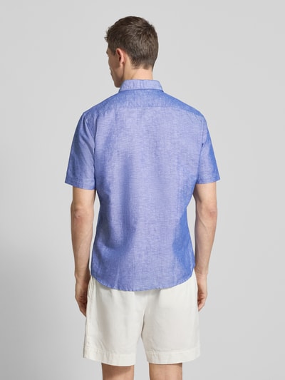 Männermodel trägt Slim Fit Freizeithemd aus Leinen-Mix von Jake*s in Blau, kurzärmelig, mit Kentkragen, Rückenansicht, Ganzkörperansicht