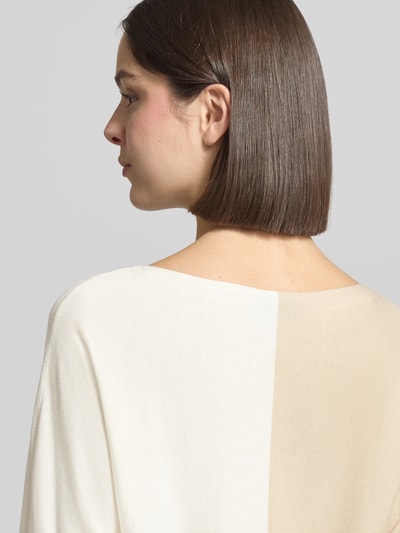 Vrouwenmodel draagt Regular Fit Strick-Shirt aus Baumwoll-Mix van s.Oliver BLACK LABEL in colour-blocking-look, katoenmix, detailopname achterkant