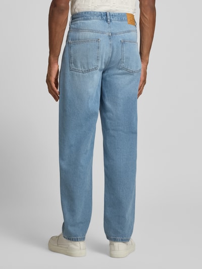Mężczyzna nosi Straight Fit Jeans im 5-Pocket-Design Modell 'Ryder' od Les Deux, jasnoniebieski denim, bawełna, widoczne kieszenie, Ganzkörperansicht Rückansicht, Szerokość w rozmiarze 32/32: 43 cm, długość nogawki wewnętrznej: 80 cm