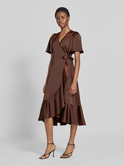 Vrouwenmodel draagt bruin midi-jurk van satijn, getailleerd, v-hals, wikkellook, korte mouw, Model 'Thea' van YAS, Ganzkörperansicht van voren.