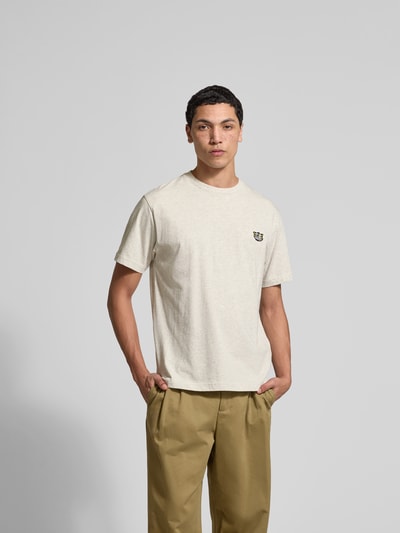 Männermodel trägt Regular Fit T-Shirt aus reiner Baumwolle von Kenzo in Beige mit Label-Patch, Rundhalsausschnitt, Kurzärmelig, Ganzkörperansicht von vorne.