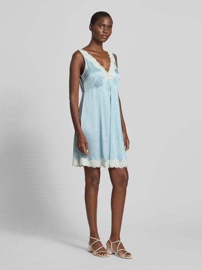 Frauenmodel trägt Minikleid aus Satin mit Spitzenbesatz von Jake*s Casual in Hellblau, A-Linie, V-Ausschnitt, Spitzenbesatz, Ganzkörperansicht von vorne.
