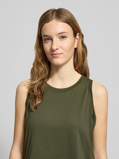 Vrouwenmodel draagt PUMA x HYROX - Crop Top met geribde ronde hals, regular fit, stretchmateriaal, olijfgroen, materiaal-mix, detailopname bovenlichaam