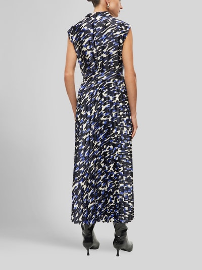 Frauenmodel trägt Tailliertes Freizeitkleid mit Bindegürtel von s.Oliver BLACK LABEL in Schwarz-Blau-Weiß, Muster mit abstrakten Formen, Ganzkörperansicht Rückansicht.