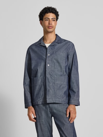 Männermodel trägt Relaxed Fit Hemdjacke in denimlook model 'Marseille' van G-Star Raw van puur katoen met reverskraag en opgestikte zakken, ruglengte 71 cm, schouderbreedte 48 cm, borstwijdte 56 cm, mouwlengte 63 cm, ganzlichaamsaanzicht van voren.