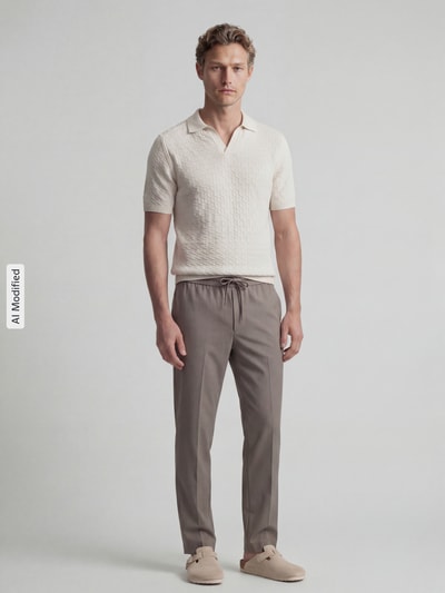 Männermodel trägt Poloshirt mit Polokragen und V-Ausschnitt von JAKE*S STUDIO MEN in Beige, reine Baumwolle, Body Fit, Ganzkörperansicht von vorne.