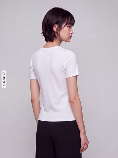 Frauenmodel trägt Slim Fit T-Shirt aus Baumwoll-Mix Modell 'RILEY' von ONLY, weiß, glatte Textur, Ganzkörperansicht Rückansicht, KI-modifiziertes Bild. Damen T-Shirt von ONLY.