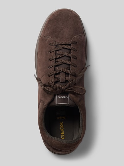 Produktfoto, Sneaker aus echtem Leder Modell 'Baltimoore' von Geox in Braun, abgerundete Passform, Logo-Prägung, Textur Wildleder.