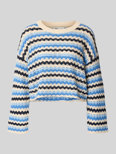 Produktfoto, Regular Fit Strickpullover aus Baumwoll-Mix Modell 'ASA' von ONLY, mehrfarbig, gestreift, Lochstrickmuster, Cropped-Länge, Muschelsaum, Crew Neck, Langarm, überschnittene Schultern, Materialverarbeitung: Lochstrick, Struktur mit weicher Textur, Farbtöne in Blau, Schwarz und Creme, Optik: gestreift, Muster: Streifen.