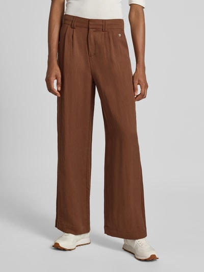 Frauenmodel trägt Wide Leg Stoffhose aus Lyocell-Mix Modell 'SOFTTWILL' von Fynch-Hatton in Braun, Falten, glatte Textur, Ganzkörperansicht von vorne. Damen Stoffhose, Lyocell-Mix mit Viskose-Anteil, Bundweite 38 cm, Innenbeinlänge 77 cm, Label-Detail.